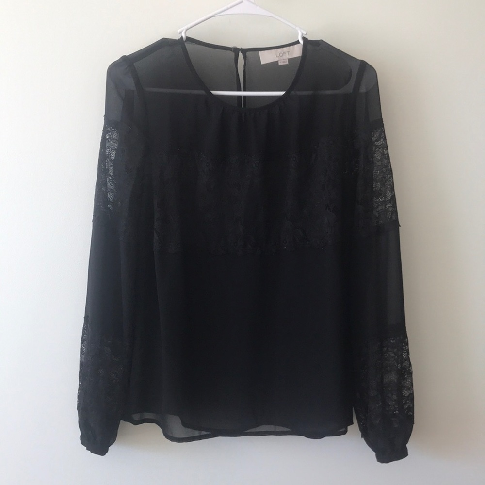 BLACK BLOUSE WITH LACE DETAILING